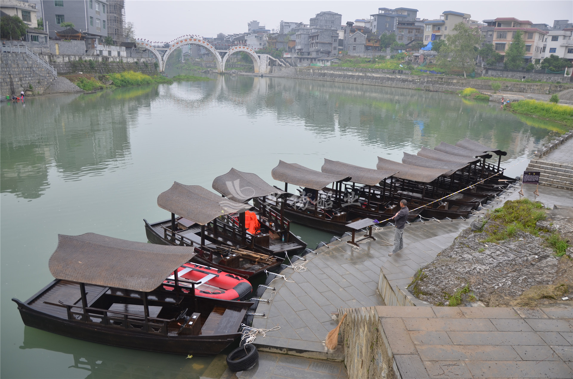 湖南吉首乾州古城5米電動造型烏篷船